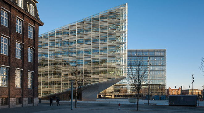 Moderne kontorbygning i glas og stål i København